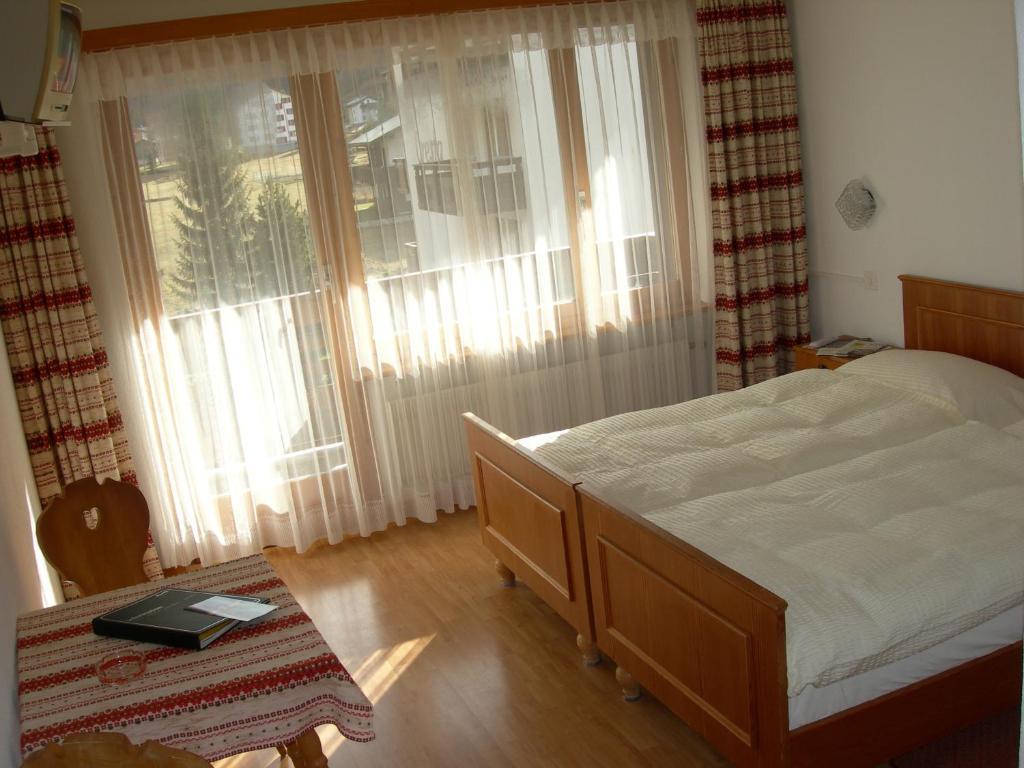 Hotel Adler Saas-Grund Pokoj fotografie